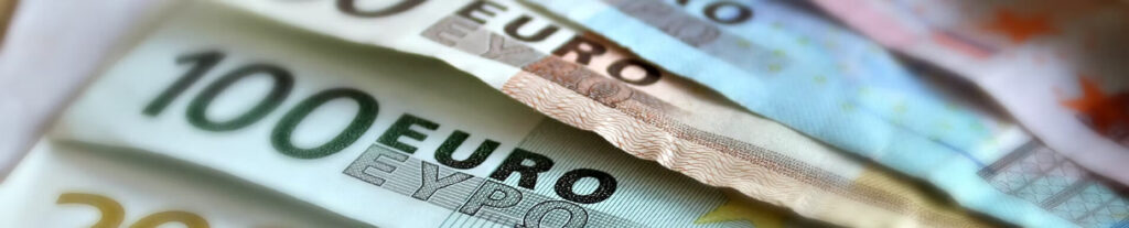 Nahaufnahme von Euro Banknoten in den Stückelungen 100 und 200 Euro.